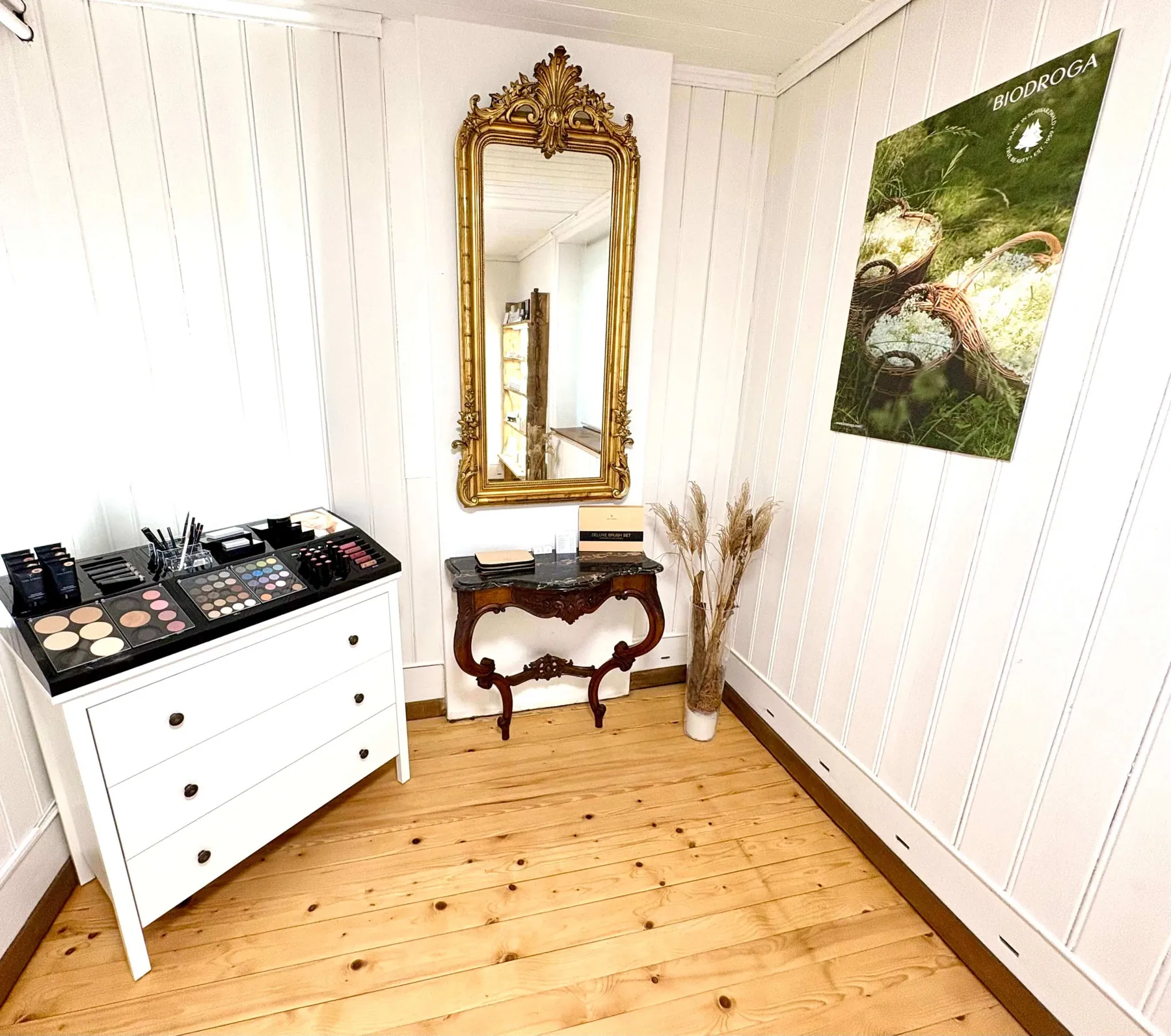 Make-up-Station mit Spiegel im Studio